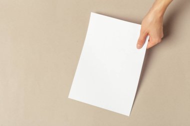 Kağıtları a4 boyutunda tutan el