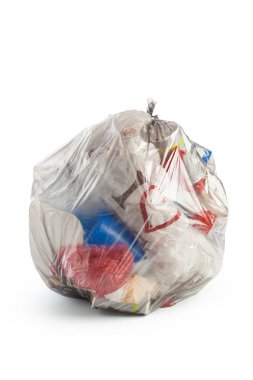 Siyah çöp torbası beyaz arkaplanda izole edildi.