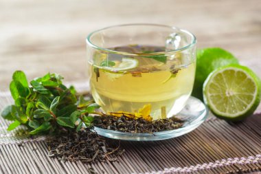 siyah çay nane ile ahşap bir masaya bırakır