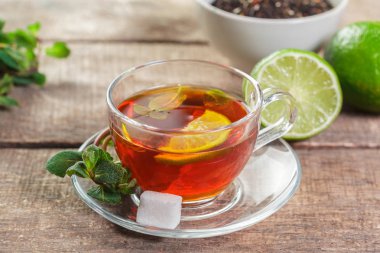 siyah çay nane ile ahşap bir masaya bırakır