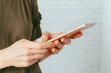 kadın manifatura smartphone cep telefonu ile yakın çekim