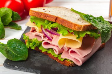 sandviç fesleğen yaprakları üzerinde ahşap bir masa ile yakın çekim