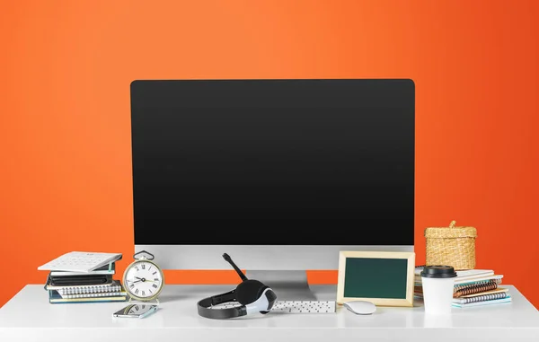 Arbetsplats Med Moderna Stationära Dator Bordet Orange Bakgrund — Stockfoto