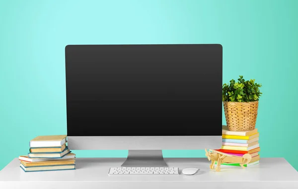 Workplace Modern Desktop Computer Table Green Background — Stock Photo, Image