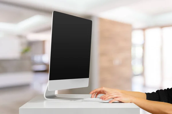 Espaço Trabalho Com Computador Escritório Moderno — Fotografia de Stock