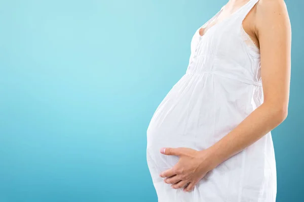 Porträt Der Jungen Glücklich Lächelnden Schwangeren — Stockfoto