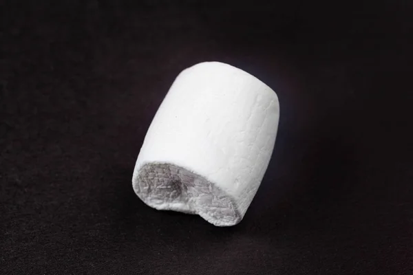 Marshmallow Blanco Esponjoso Sobre Fondo Negro — Foto de Stock