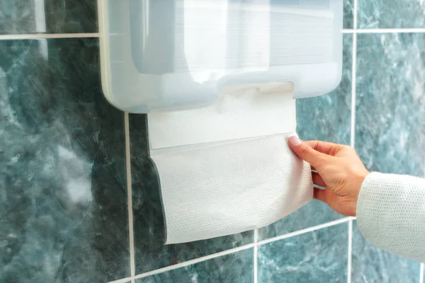 Vrouwelijke Hand Nemen Van Papier Uit Handdoek Dispenser — Stockfoto