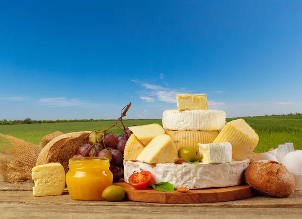 Close Differnrt Types Delicious Cheese Table — Stock Photo, Image