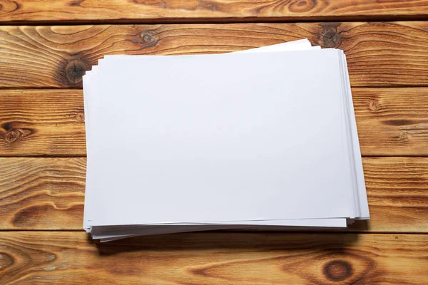 Biała Księga Arkuszy Drewnianym Stole — Zdjęcie stockowe