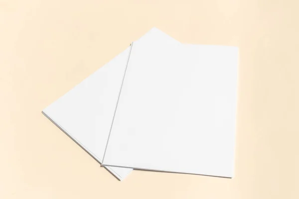 Folhas Papel Branco Mesa Madeira — Fotografia de Stock