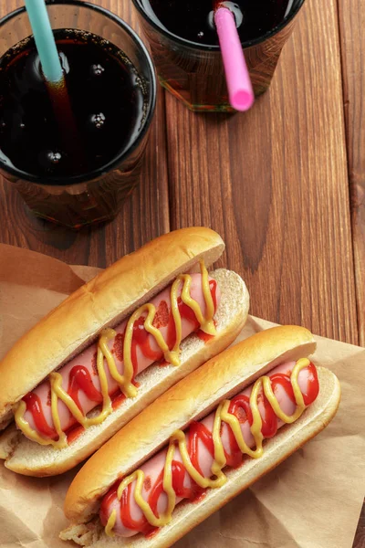 Detailní Záběr Hot Dogy Dřevěné Pozadí — Stock fotografie