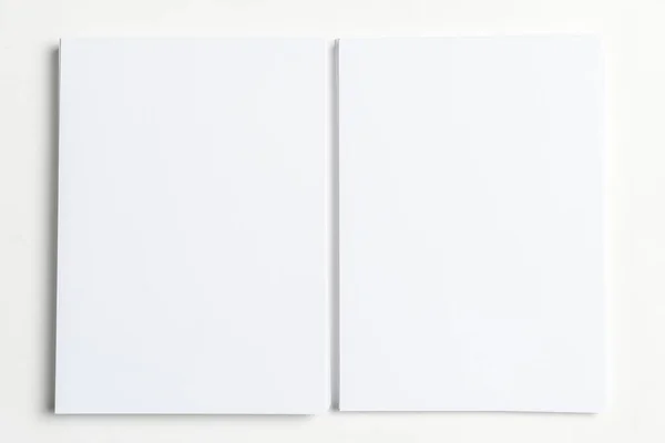 Белые Бумаги Деревянном Столе — стоковое фото