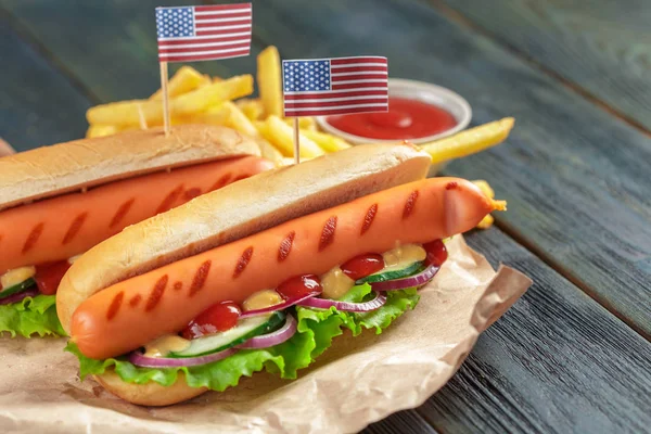 Primo Piano Hot Dog Sfondo Legno — Foto Stock