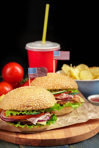 Fast Food Ahşap Bir Zemin Üzerine Yapımı Hamburger — Stok fotoğraf