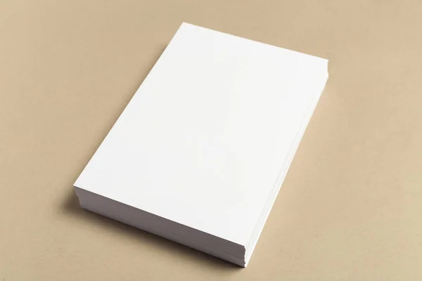 Lembaran Kertas Putih Atas Meja Kayu — Stok Foto