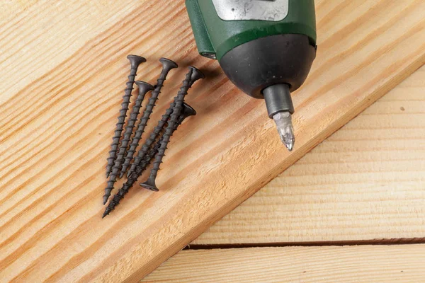 Close Van Schroeven Een Houten Tafel — Stockfoto