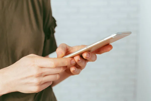 Nahaufnahme Einer Frau Beim Sms Schreiben Auf Dem Smartphone — Stockfoto