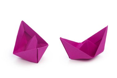 Kağıt gemi üzerinde beyaz izole