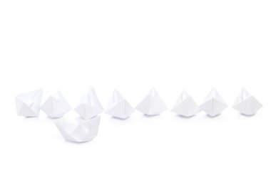 Kağıt gemi üzerinde beyaz izole