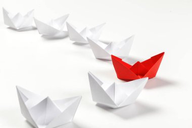 Kazanan kırmızı kağıt gemi