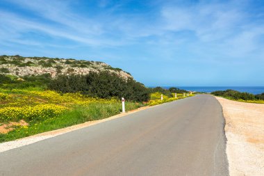 boş bir yolda sürüş