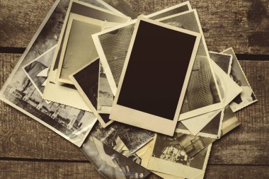 ahşap masa üzerinde eski fotoğrafları
