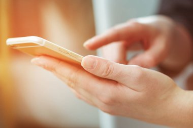 Akıllı telefon mesaj yazarak kadın