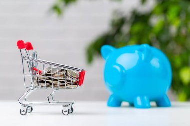 Masanın üzerinde para olan kumbara.