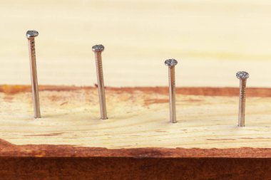 Çekiçlenmiş çivi bir ağaca yakın çekim