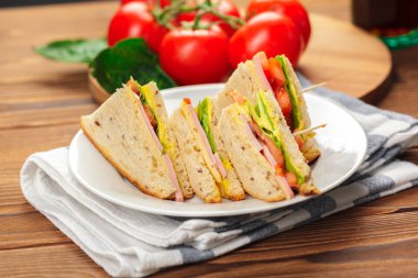 ahşap bir masa üzerinde lezzetli sandviçler, yakın çekim