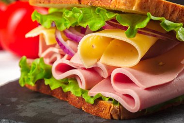 ahşap bir masa üzerinde lezzetli sandviç yakın çekim