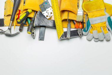 beyaz zemin üzerinde birçok araç