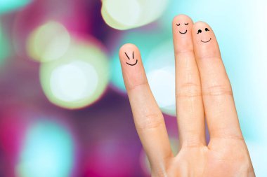 İnsan el parmaklarında komik boyalı emoticons ile. İnsan ilişkileri kavramı