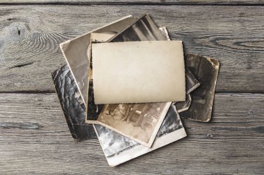 Bazı eski fotoğraf üzerinde ahşap masa retro