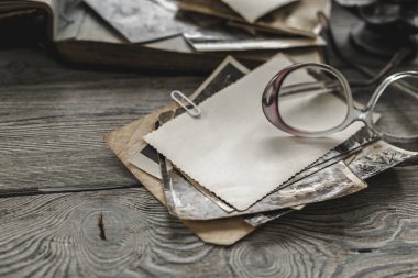 Bazı eski fotoğraf üzerinde ahşap masa retro