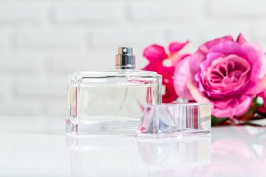 Çiçekli parfüm şişesi