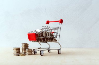 Kaydetme para kavramı. Alışveriş arabası veya madeni para ile sepeti