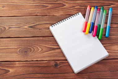 Ofis resepsiyon masa üstten görünüm, ahşap masa boş sayfaları ile not etmek