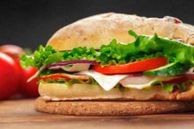 ahşap bir masa üzerinde lezzetli sandviç yakın çekim