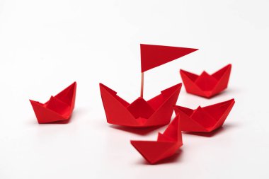 Origami kağıt tekne kümesi. Liderlik ve iş kavramı