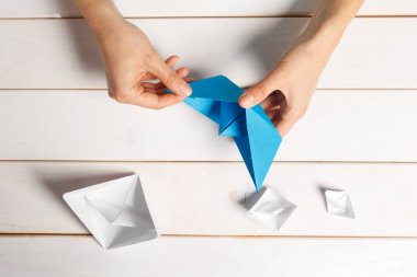 Origami kağıt tekne handcrafting işlemi