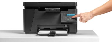 in yakın kullanan kişi yazıcı beyaz arka plan masaya mod 