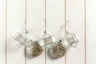 Beyaz arka plan üzerinde Noel ağacı için dekorasyon