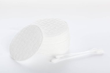 Beyaz arka plan üzerinde izole pamuklu ped