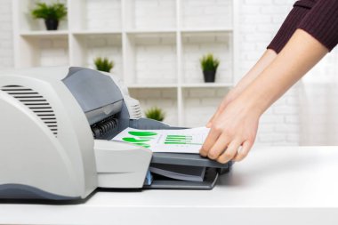 modern yazıcı kullanma office kişinin yakın çekim