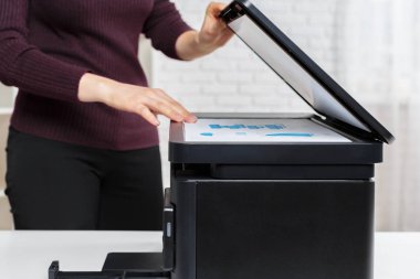 modern yazıcı kullanma office kişinin yakın çekim