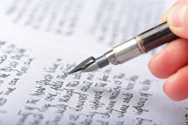 antika bir el yazısıyla mektup üzerinde dolma kalem