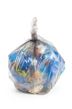 Siyah çöp torbası beyaz arkaplanda izole edildi.