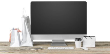 Dağınık masa bilgisayar monitörü ve klavye ile en iyi ev iç. Önden görünüm